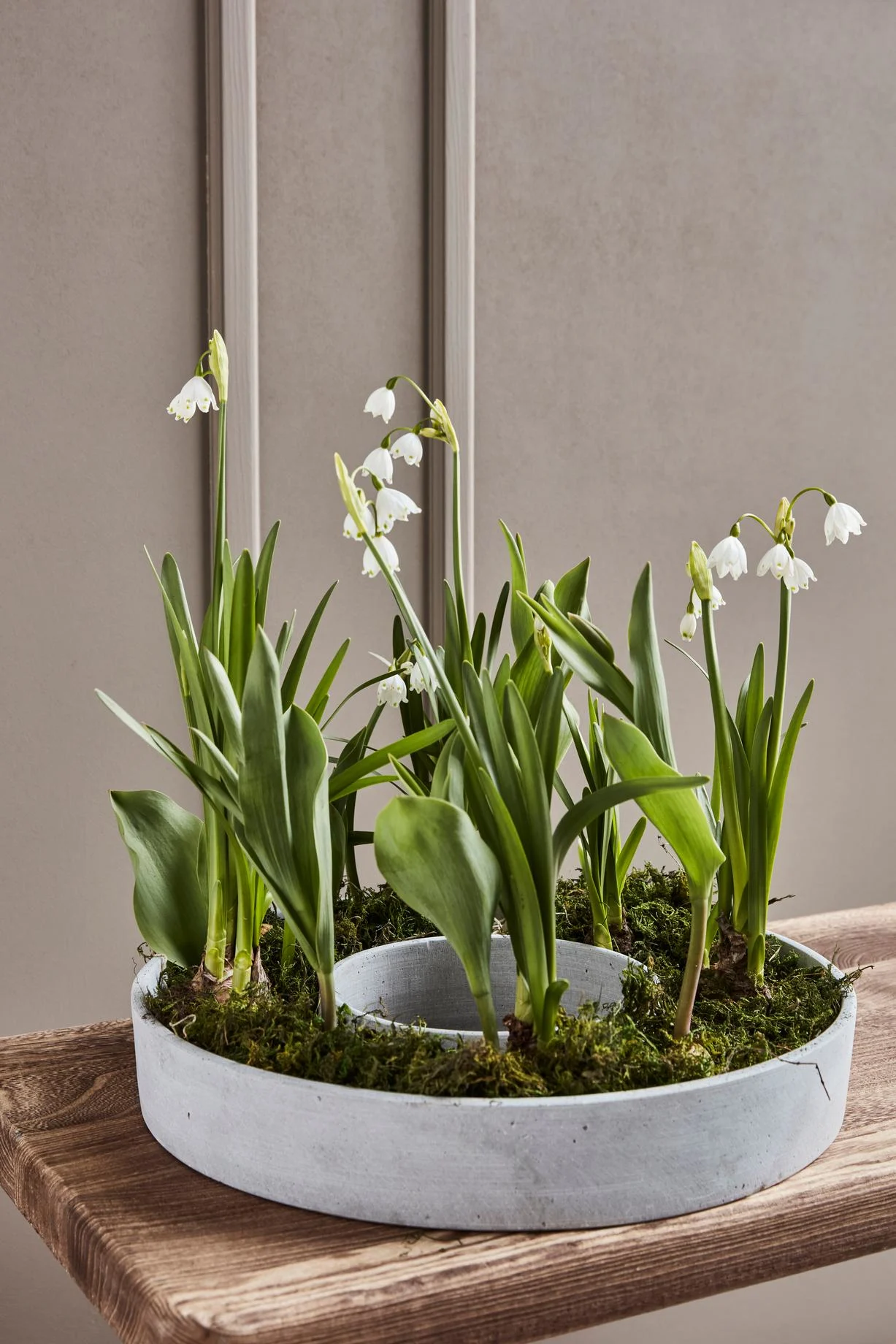 Un candelabro The Ring decorado con lirio de los valles de House Doctor.