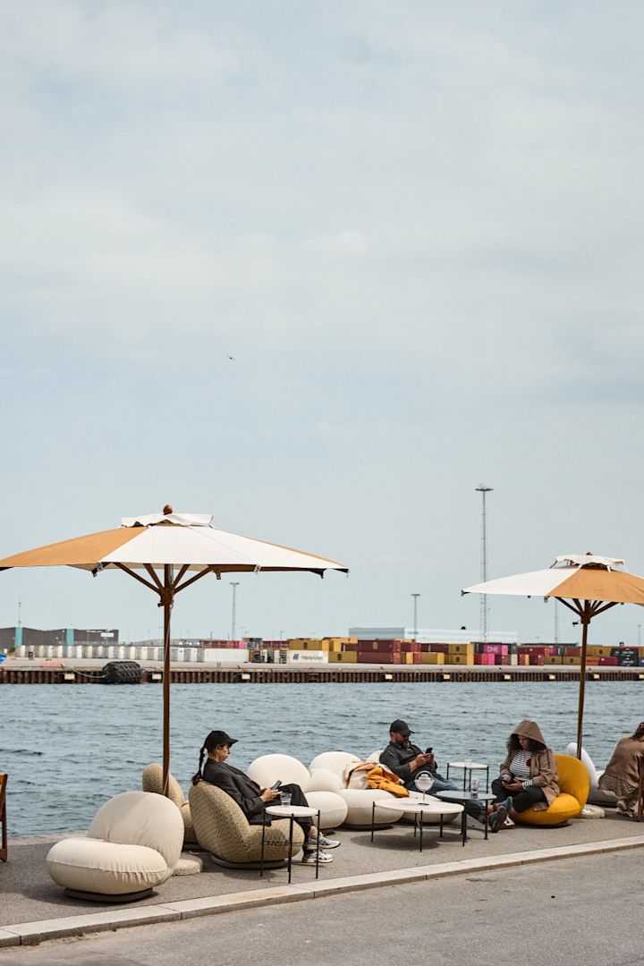 Sillas Pacha de GUBI en el muelle durante 3 Days of Design en Copenhague. Asegúrate de añadir esta parada a tu guía de Copenhague para amantes del diseño. 