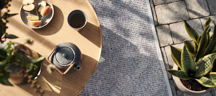 Alfombra de exterior: haz que tu balcón sea más acogedor con una alfombra y crea una segunda sala de estar en el exterior, por ejemplo con la alfombra Fallow en Greige de Scandi Living.