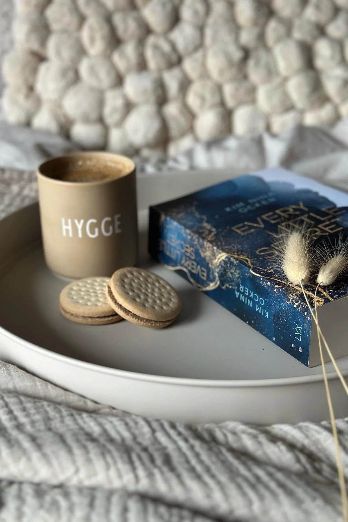 En nuestra lista de tareas para el otoño, le damos numerosos consejos sobre lo que puede hacer este otoño de manera escandinava: ¡coge un buen libro en la cama y relájate!