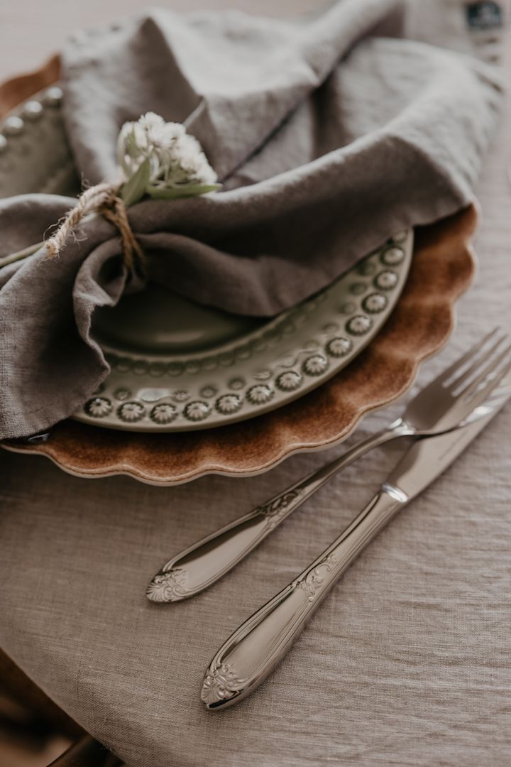 Aquí puedes ver la porcelana sueca Grace en un elegante servicio de mesa de la influencer @snickargladjen.