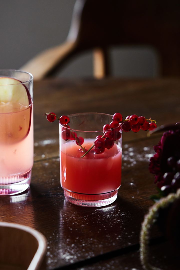 Cócteles sin alcohol: sirve el Virgin Mai Tai en un vaso Saga Tumbler de Sagaform y adórnalo con grosellas rojas.