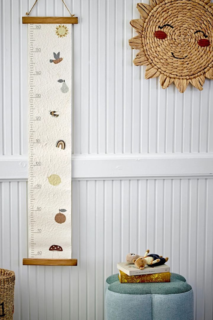 Con el bonito tallímetro de Bloomingville, los padres podrán medir la altura de sus hijos durante muchos años. Aquí puede ver la vara de medir colgada en la pared en un imaginativo cuarto infantil decorativo.