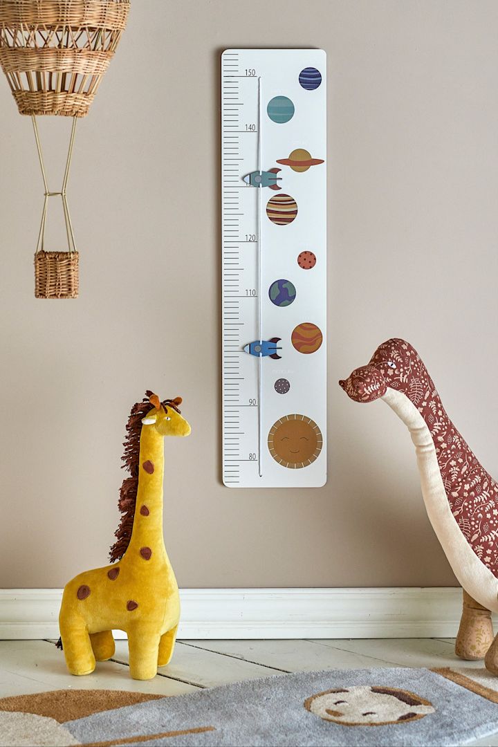 Con el bonito tallímetro de Bloomingville, los padres podrán medir la altura de sus hijos durante muchos años. Aquí puede ver la vara de medir colgada en la pared en un imaginativo cuarto infantil decorativo.