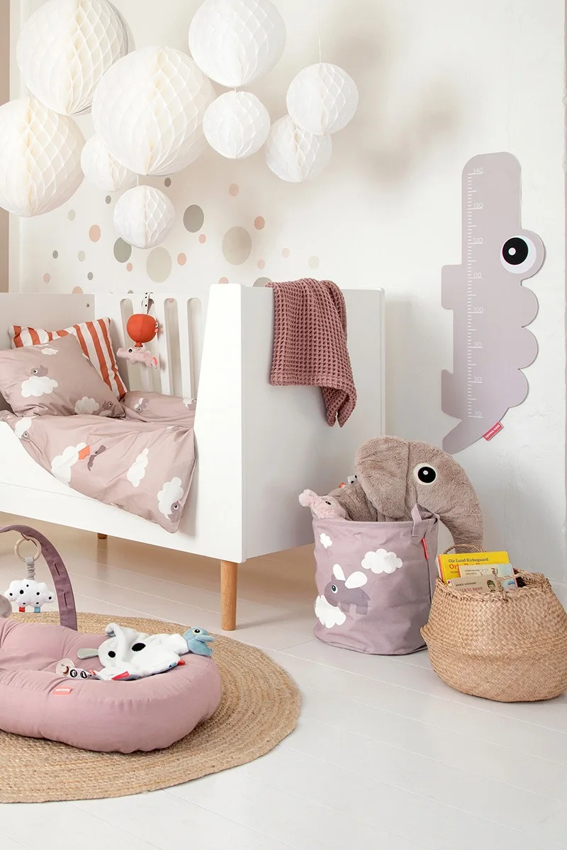 Con el bonito tallímetro de Bloomingville, los padres podrán medir la altura de sus hijos durante muchos años. Aquí puede ver la vara de medir colgada en la pared en un imaginativo cuarto infantil decorativo.