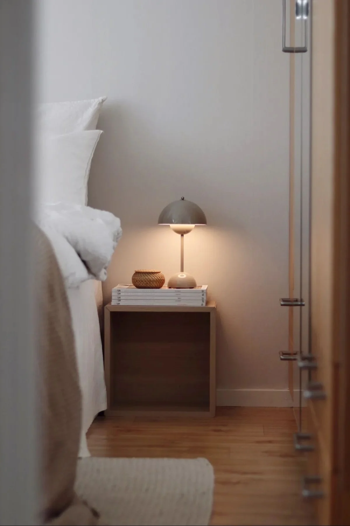 La lámpara de mesa inalámbrica Lucca de &Tradition se está llevando a la playa.