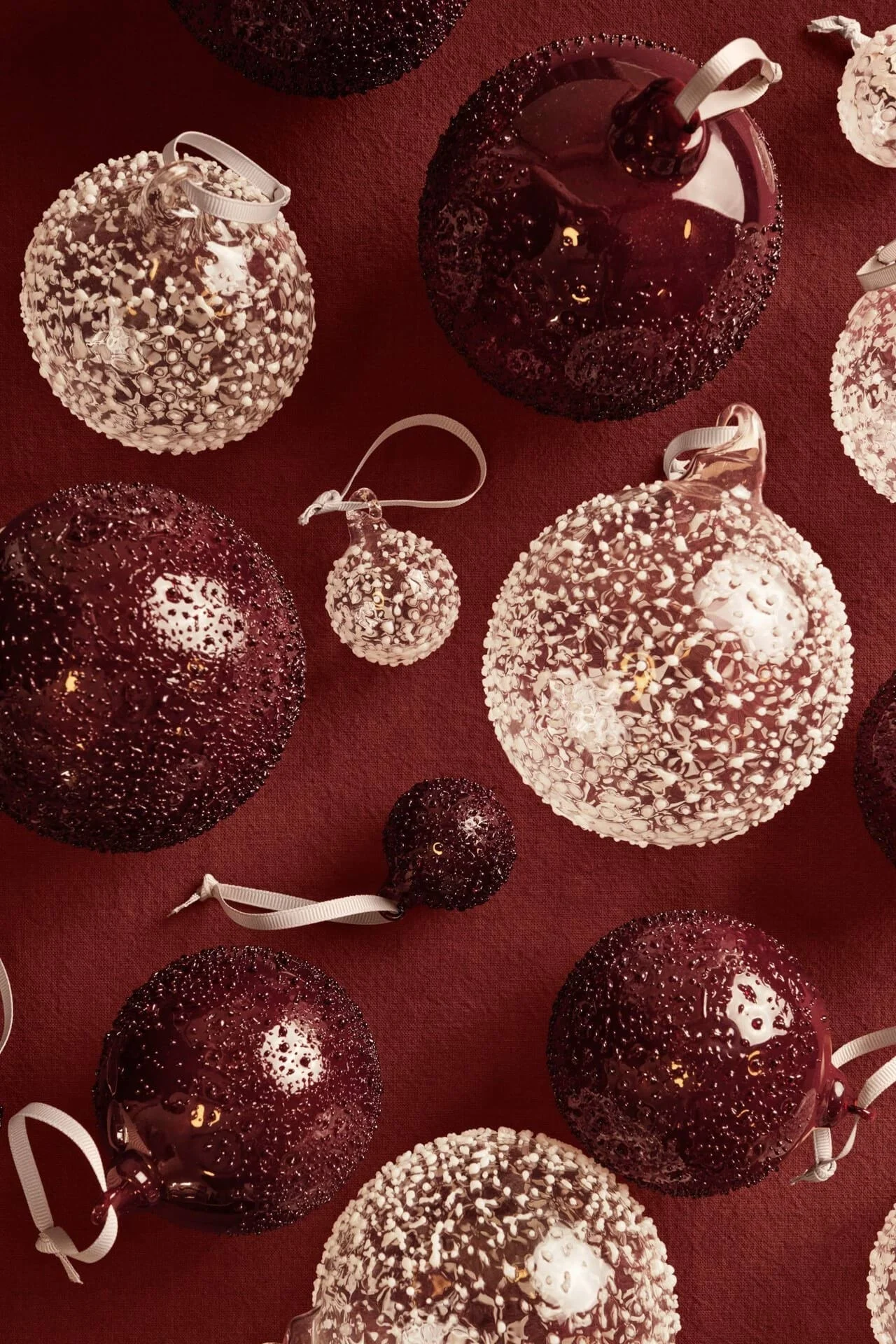 Los colgantes decorativos Candy de Pluto Design forman parte de las decoraciones navideñas de 2025 y se muestran aquí sobre una mesa.