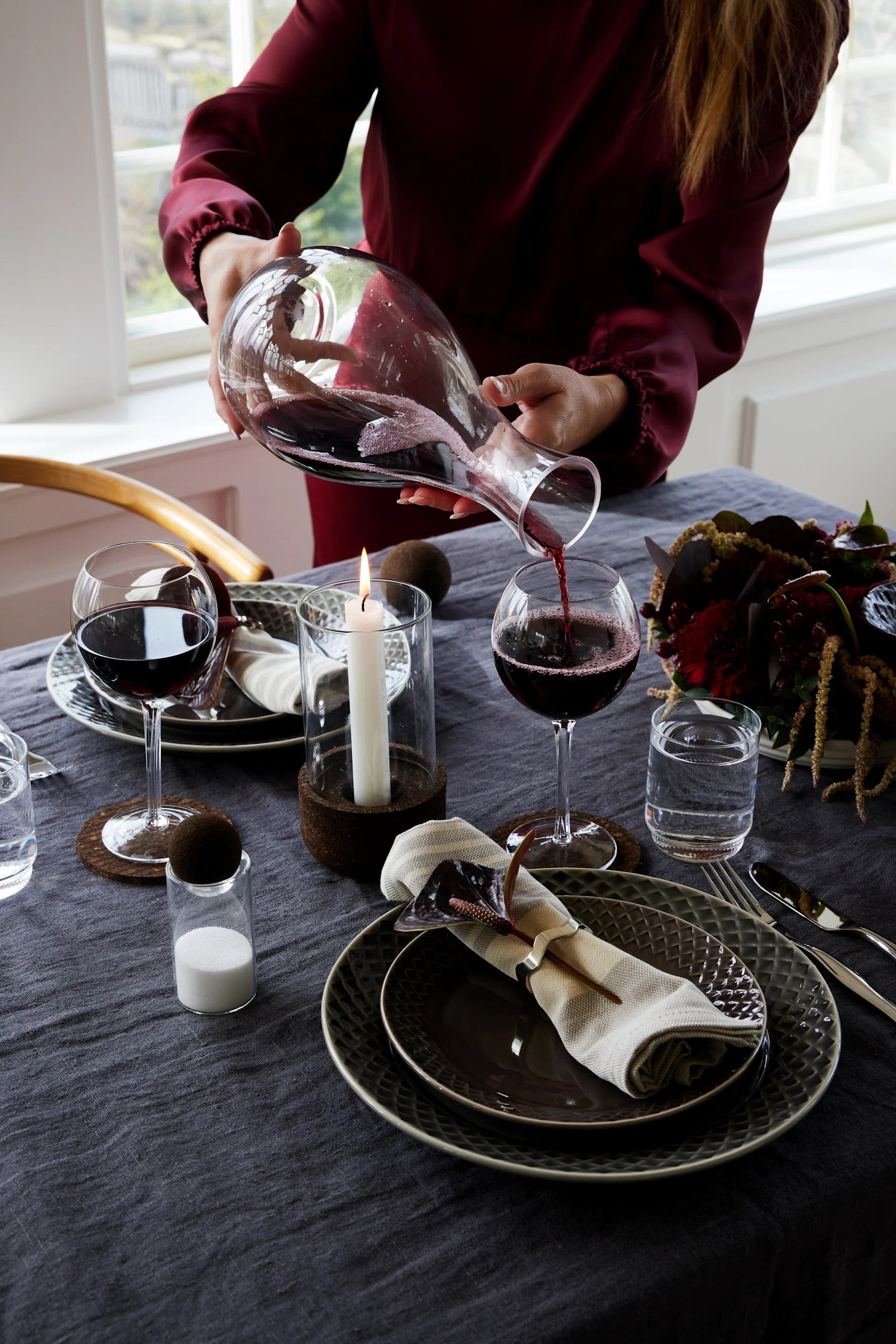 La decoración uniforme de las mesas crea un ambiente romántico. Pon la mesa en colores oscuros y añade pequeños detalles elegantes a la decoración.