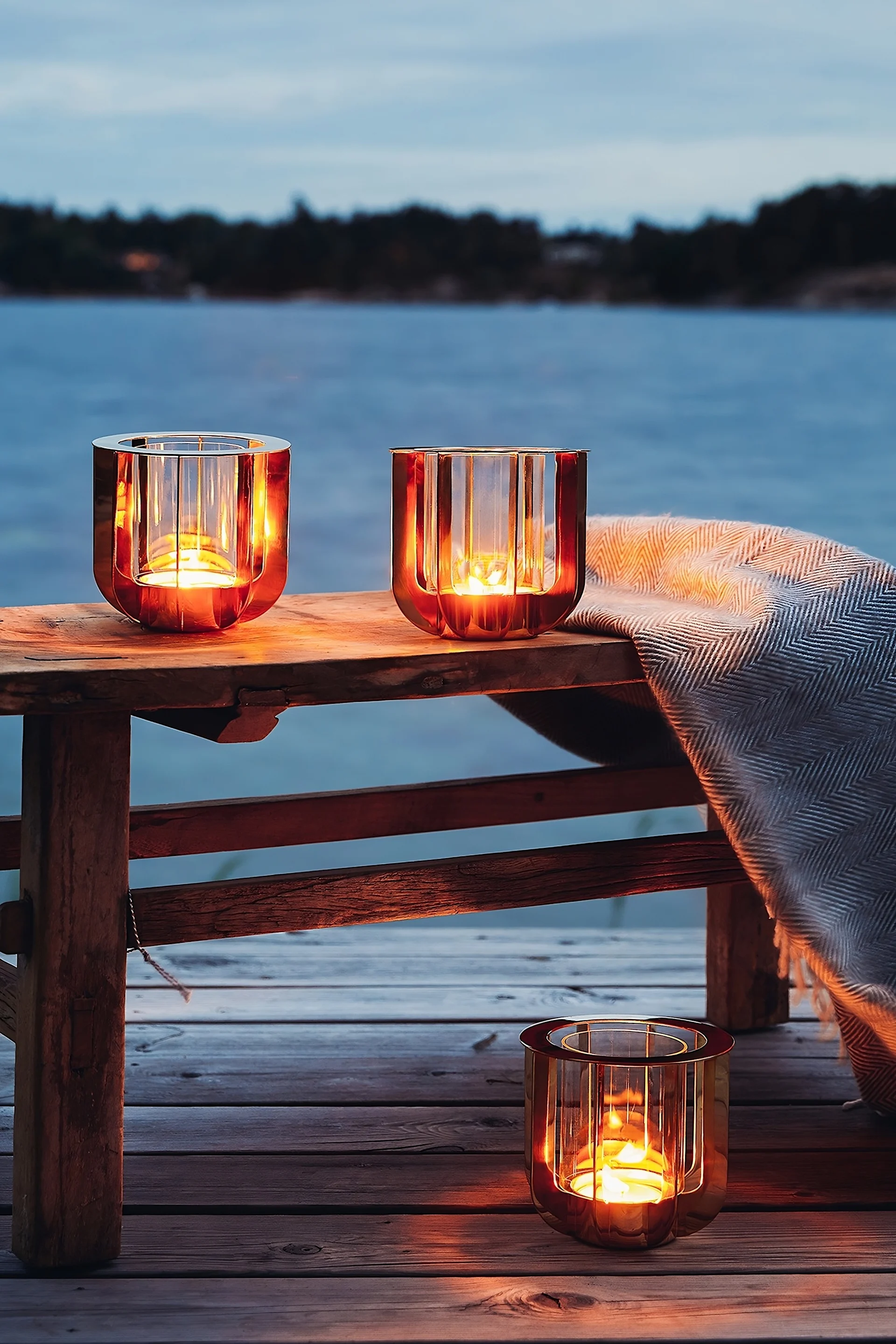 Puedes crear un ambiente acogedor en el exterior con farolillos y portavelas, por ejemplo con un gran farolillo como el Jazz de Klong.