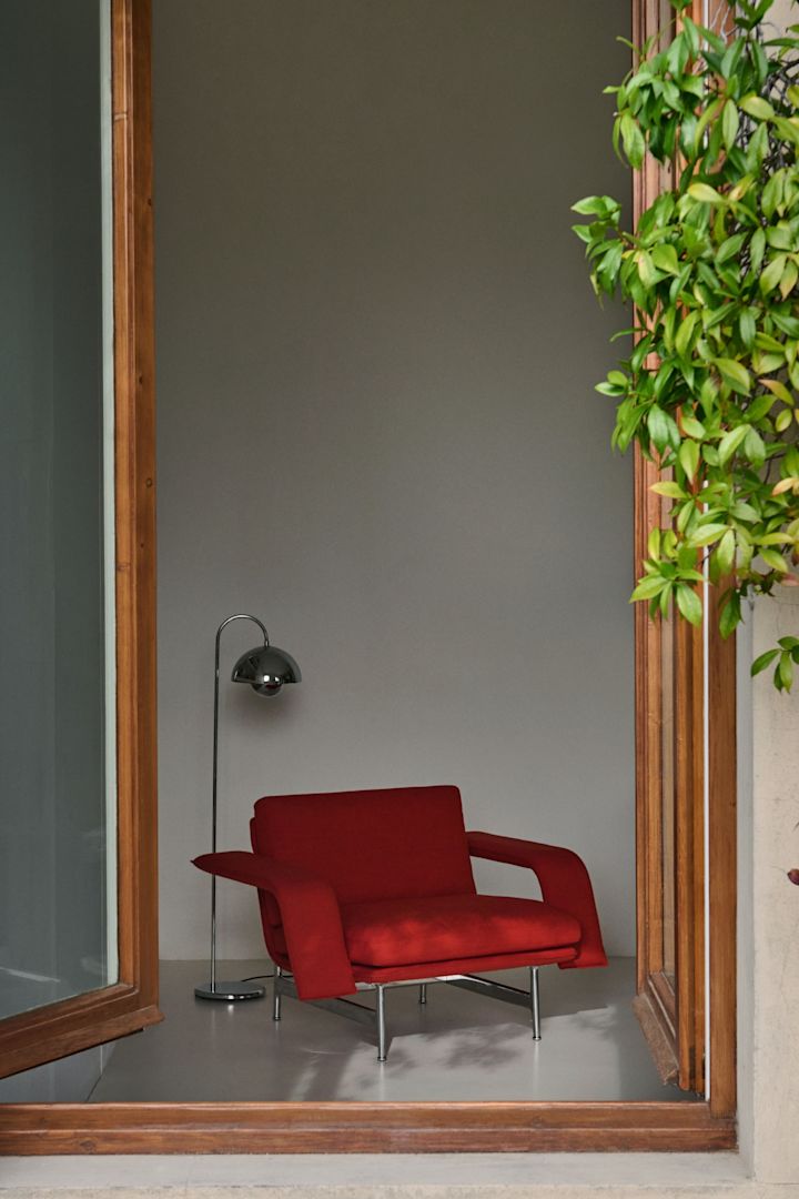 Los tonos sutiles del azul tórtola son uno de los colores de las tendencias de diseño de interiores de otoño de 2024. Aquí puedes ver el jarrón Pavilion de Orrefors sobre una mesa baja de madera en una sala de estar beige.