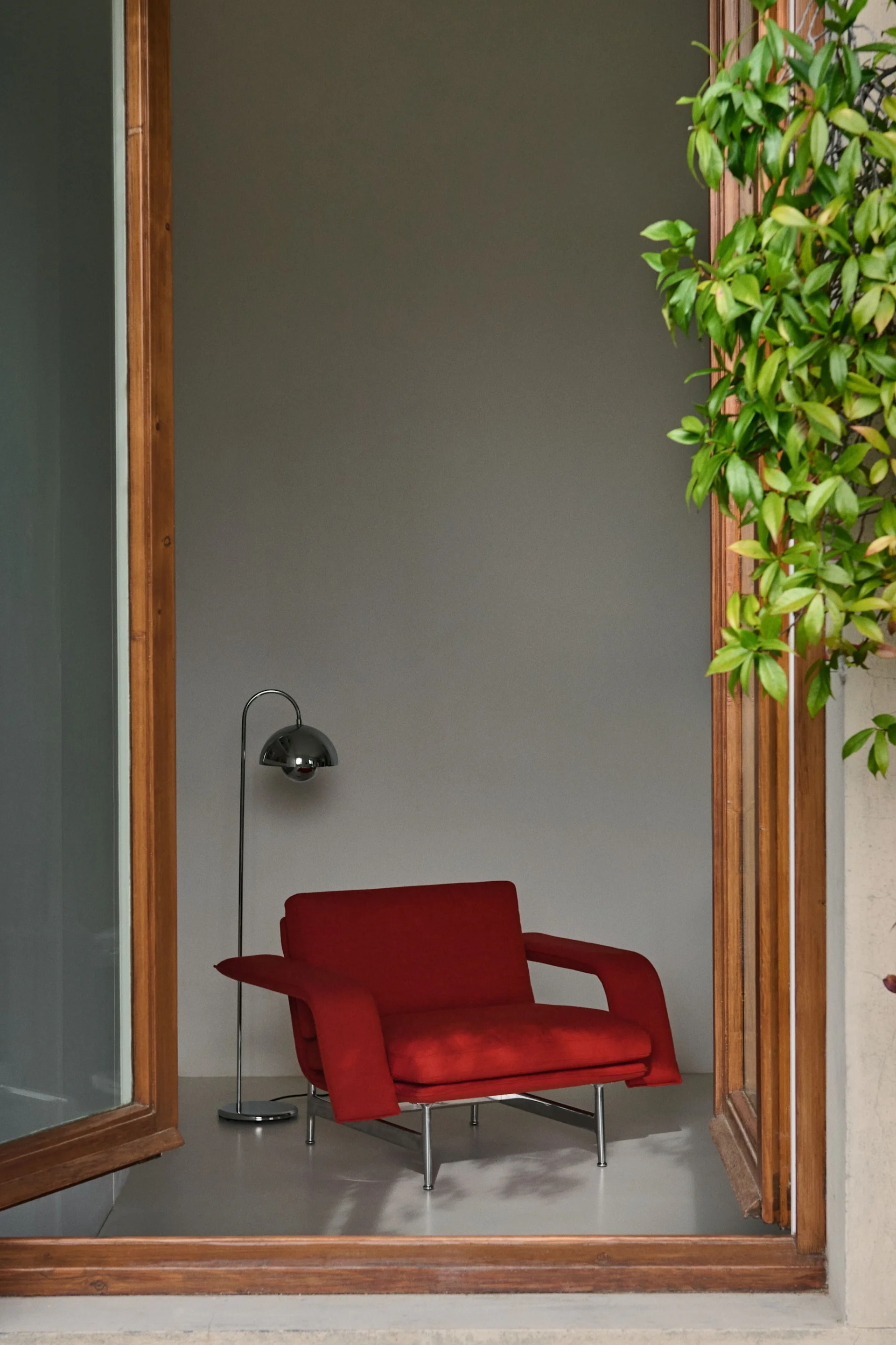 Los tonos sutiles del azul tórtola son uno de los colores de las tendencias de diseño de interiores de otoño de 2024. Aquí puedes ver el jarrón Pavilion de Orrefors sobre una mesa baja de madera en una sala de estar beige.