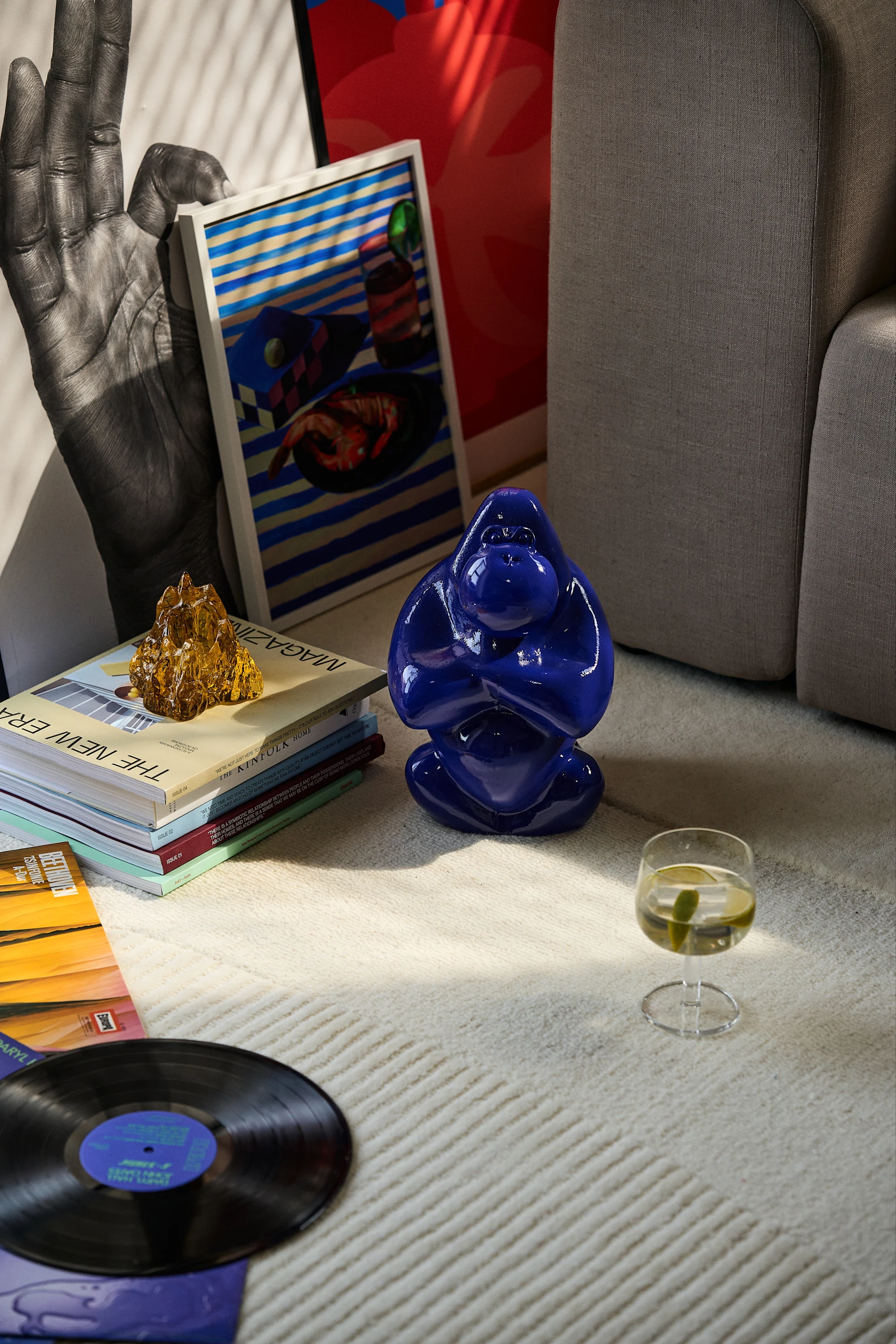 Las tendencias de decoración de primavera 2024 incluyen color incluso en los detalles, como esta encantadora escultura Gabba Gabba de Kosta Boda en azul.