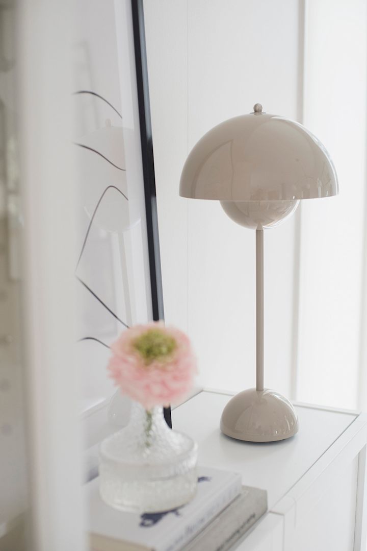 Regalos para el Día de la Madre: aquí puedes ver la lámpara Flowerpot de color beige de &Tradition sobre una cómoda blanca en casa de @villavimmerby.