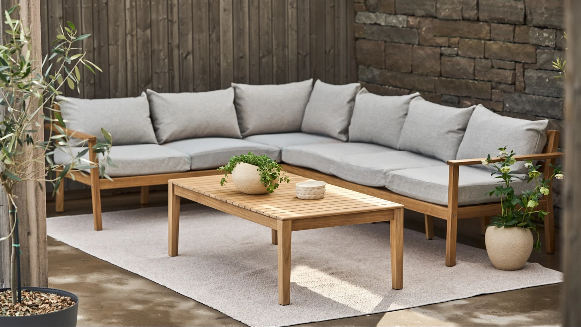 Las piezas del sofá modular de la colección Stockaryd de 1898 pueden combinarse y personalizarse según las necesidades. Aquí puedes ver un grupo de asientos con un sofá en forma de L y una mesa de centro.