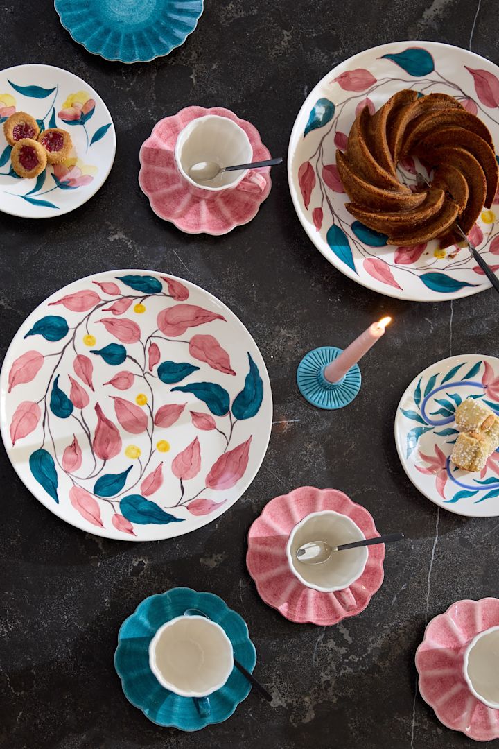 Una mesa con coloridas vajillas de la colección Flowers de Mateus.