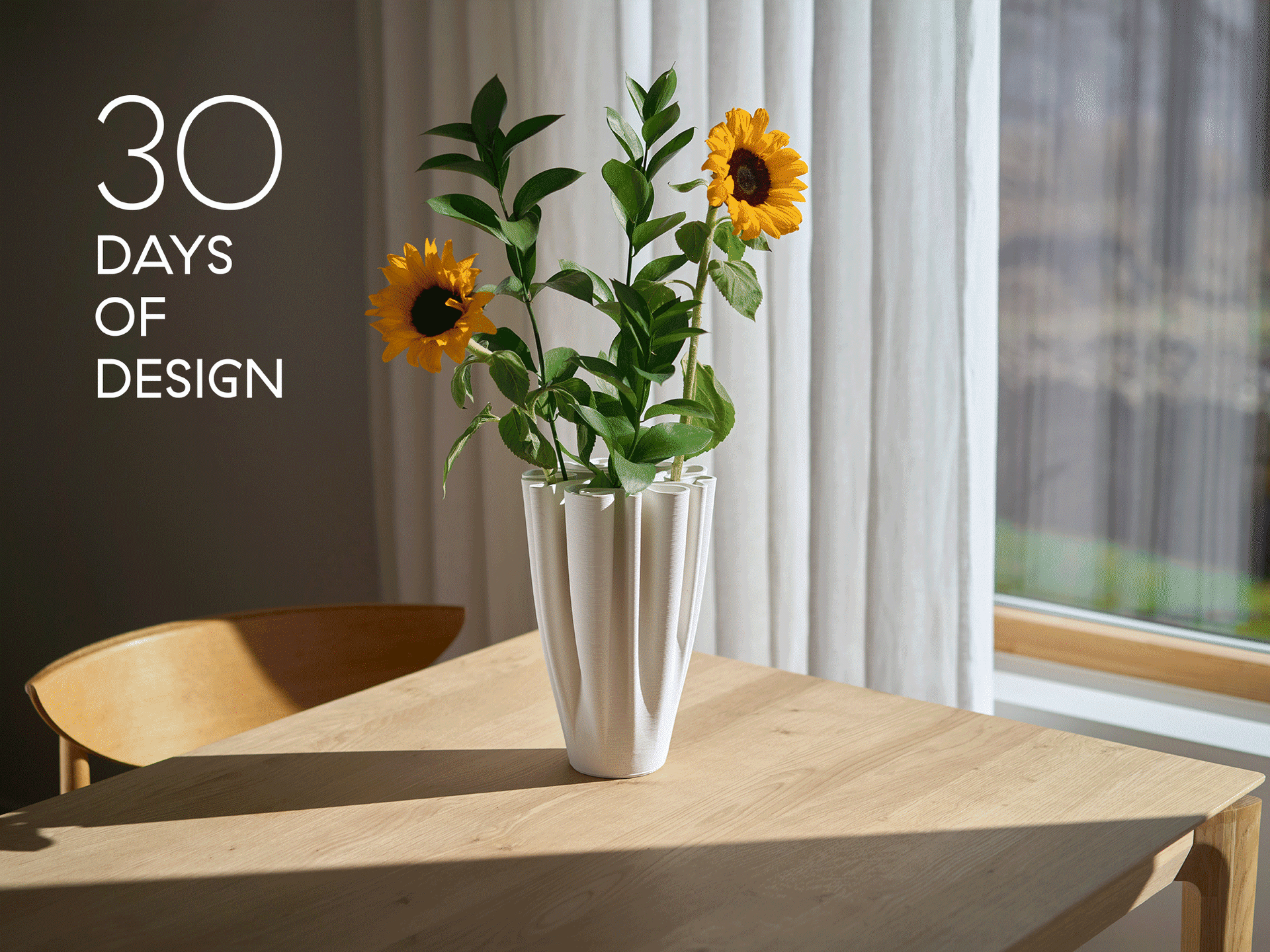 Jarrón blanco plisado con girasoles sobre una mesa de madera. El texto dice '30 DAYS OF DESIGN'.