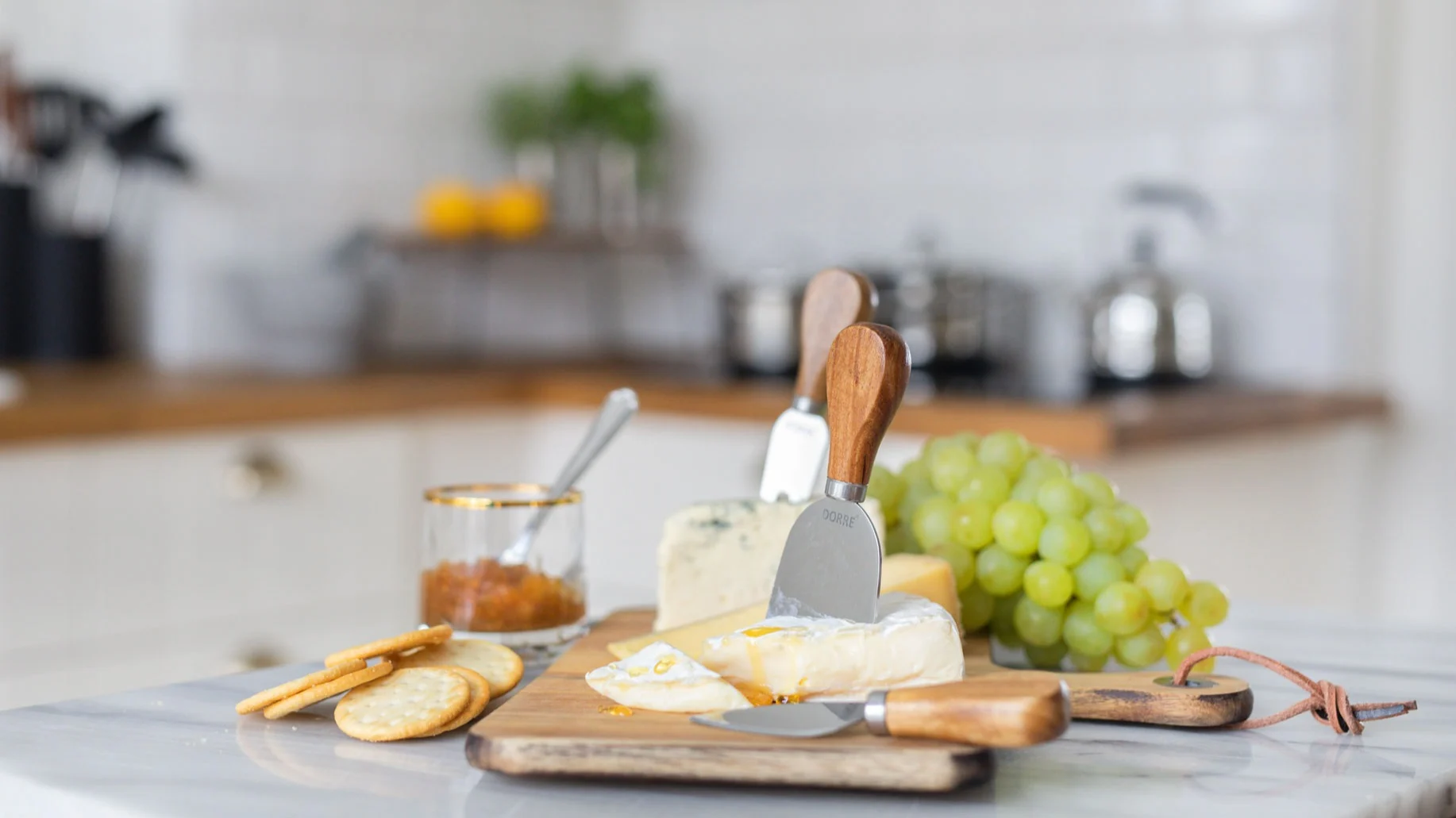 Organiza una velada francesa por el Día de San Valentín con vino y queso. Por ello, la tabla de quesos Oline con los utensilios correspondientes de Dorre es un regalo ideal para esta ocasión.