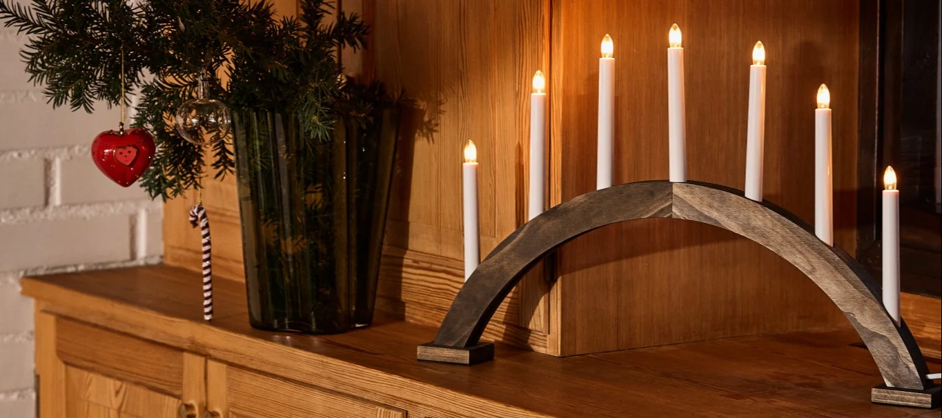 Inspírate con bonitos candelabros de adviento para la Navidad: aquí ves el elegante candelabro de adviento Sky de Scandi Living, hecho de madera teñida oscura y blanqueada.