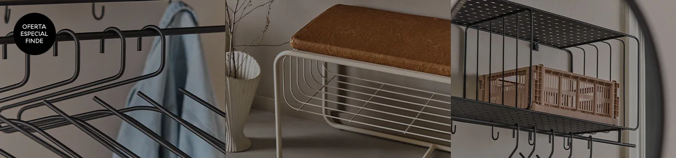 Perchero negro con etiqueta 'Oferta Especial Finde', banco blanco con cojín marrón y estantería de pared negra con caja.