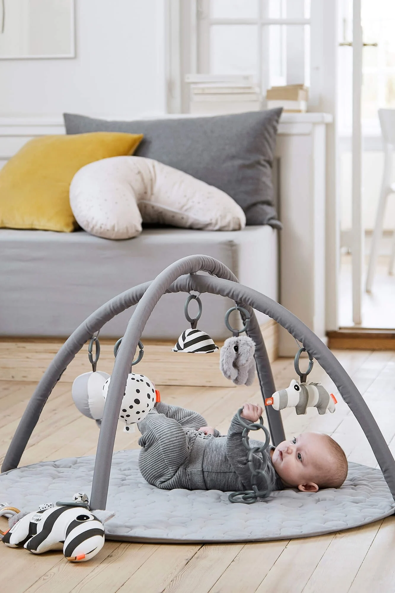 El juguete de peluche Bloomingville Kalle es un pulpo y no solo es bonito, sino que también tiene un sonajero en su interior, lo que lo convierte en una excelente idea para regalos de baby shower.