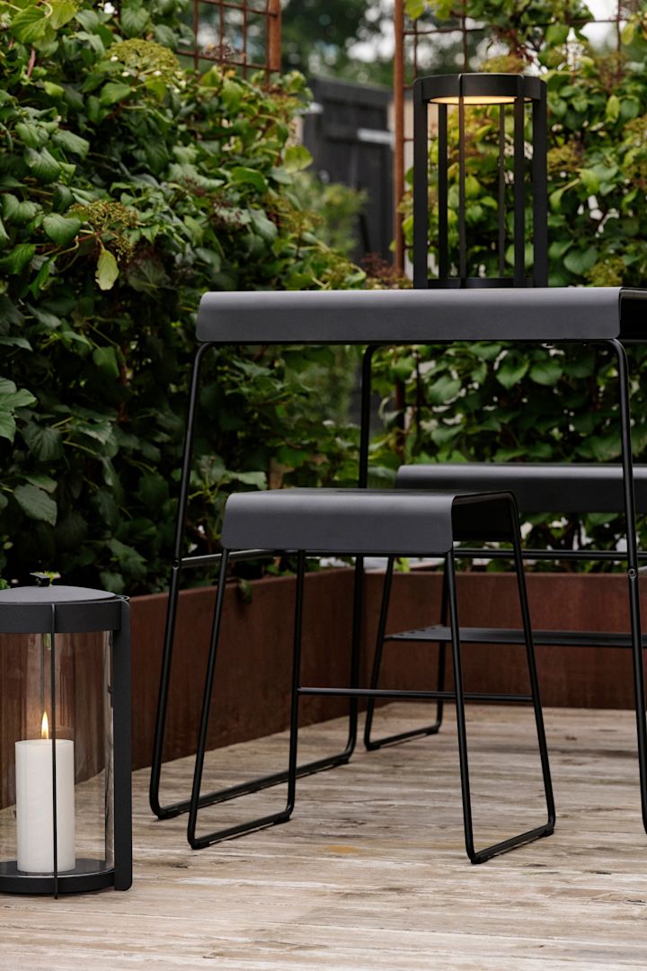 Mesa y taburete de la colección de exterior de Zone Denmark en una terraza.