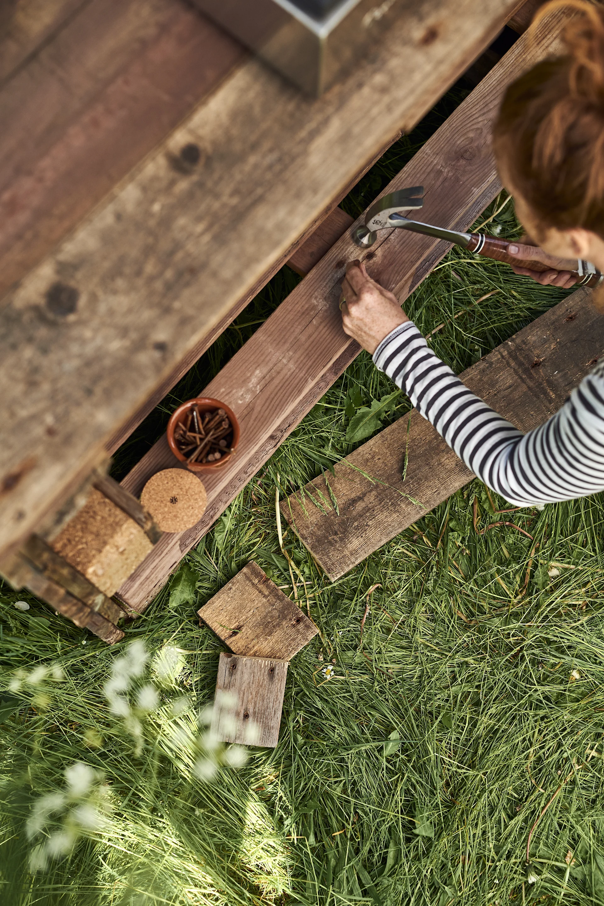 Construye una cocina de exterior sencilla en tu jardín utilizando solo palets europeos y herramientas que tengas en casa.