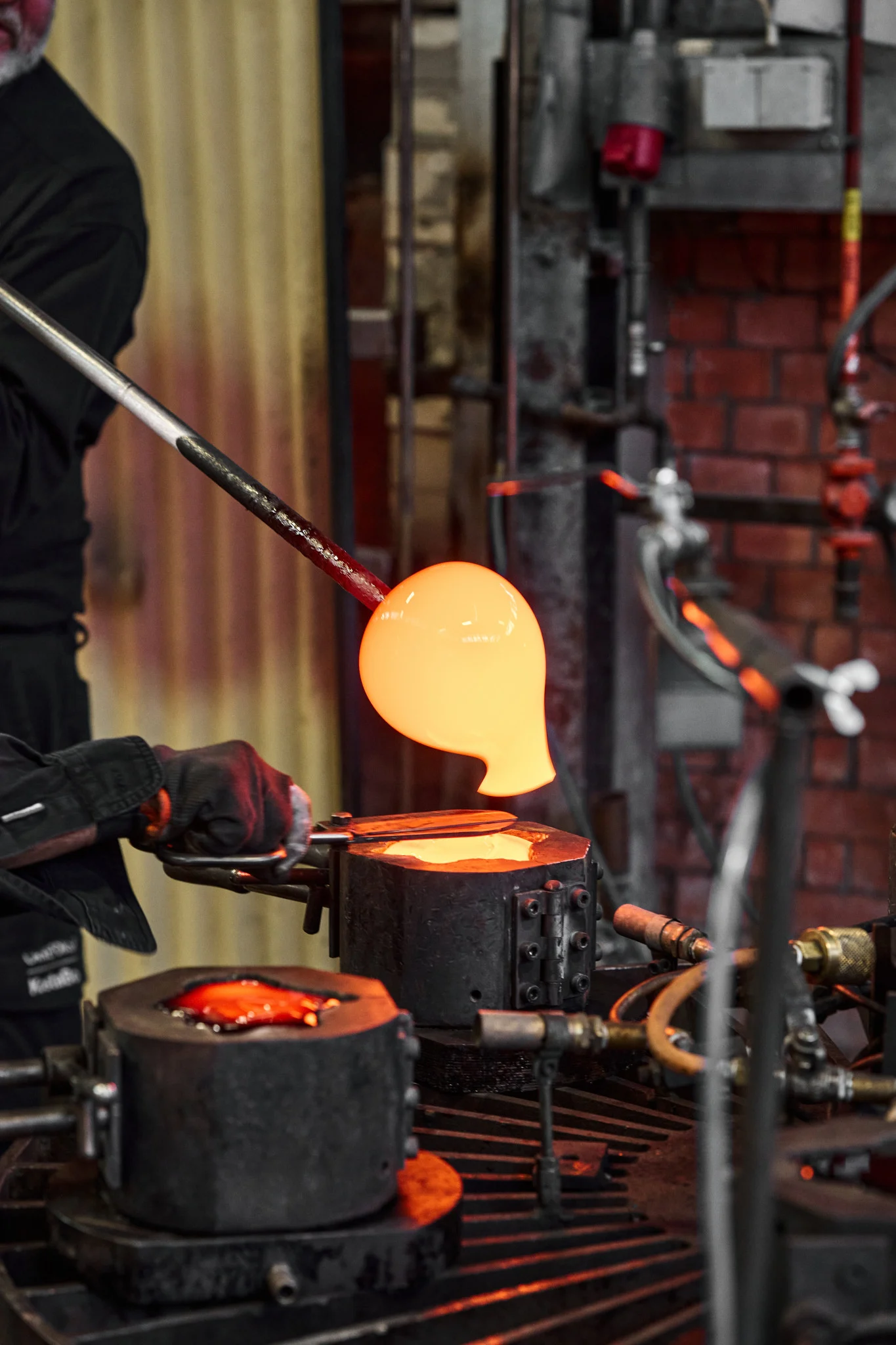 Se da forma al portavelas The Rock, que aún está caliente.