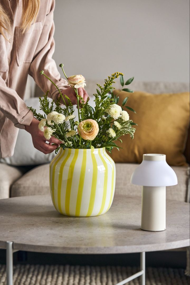Ilumina tu salón con un precioso ramo de flores en el vistoso jarrón Juice en amarillo de HAY. 