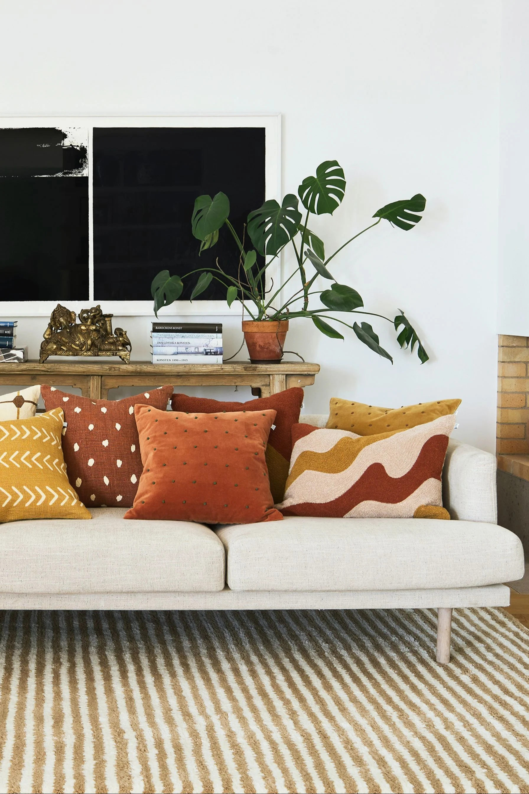 Los cojines estampados son imprescindibles para una decoración boho perfecta. Aquí puedes ver un sofá con varios cojines de Chhatwal & Jonsson, entre ellos Roma y Lodi.