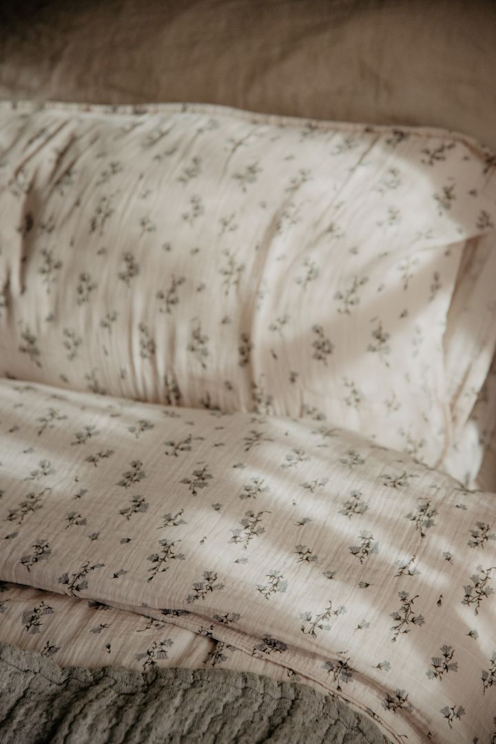 El juego de cama Bluebell de Garbo & Friends es una suave funda nórdica con funda de almohada a juego, confeccionada en puro algodón. El romántico juego de cama floral es perfecto como regalo de bodas para los novios.