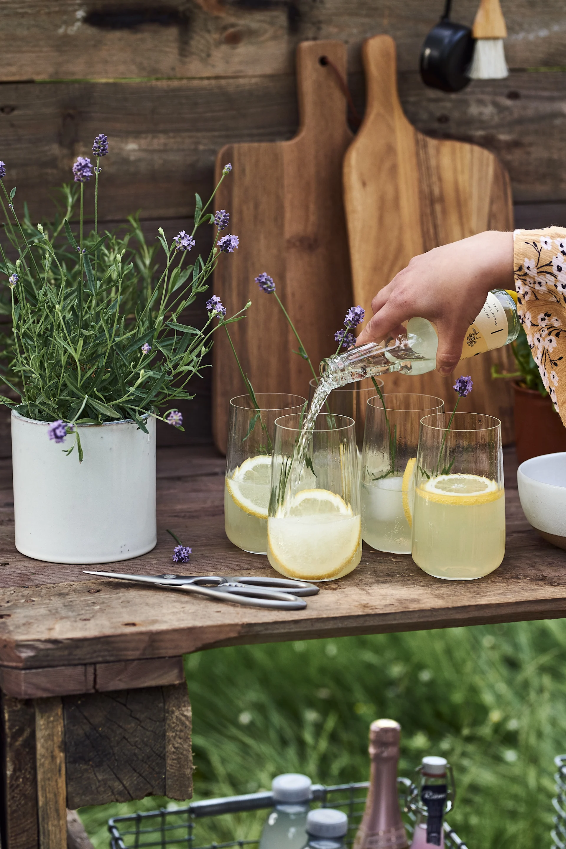 Una refrescante limonada casera preparada en tu sencilla cocina exterior DIY es la forma perfecta de dar la bienvenida a tus invitados este verano. 