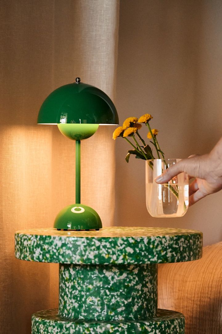 La lámpara de mesa portátil en forma de seta VP9 de &Tradition en un bonito tono verde.