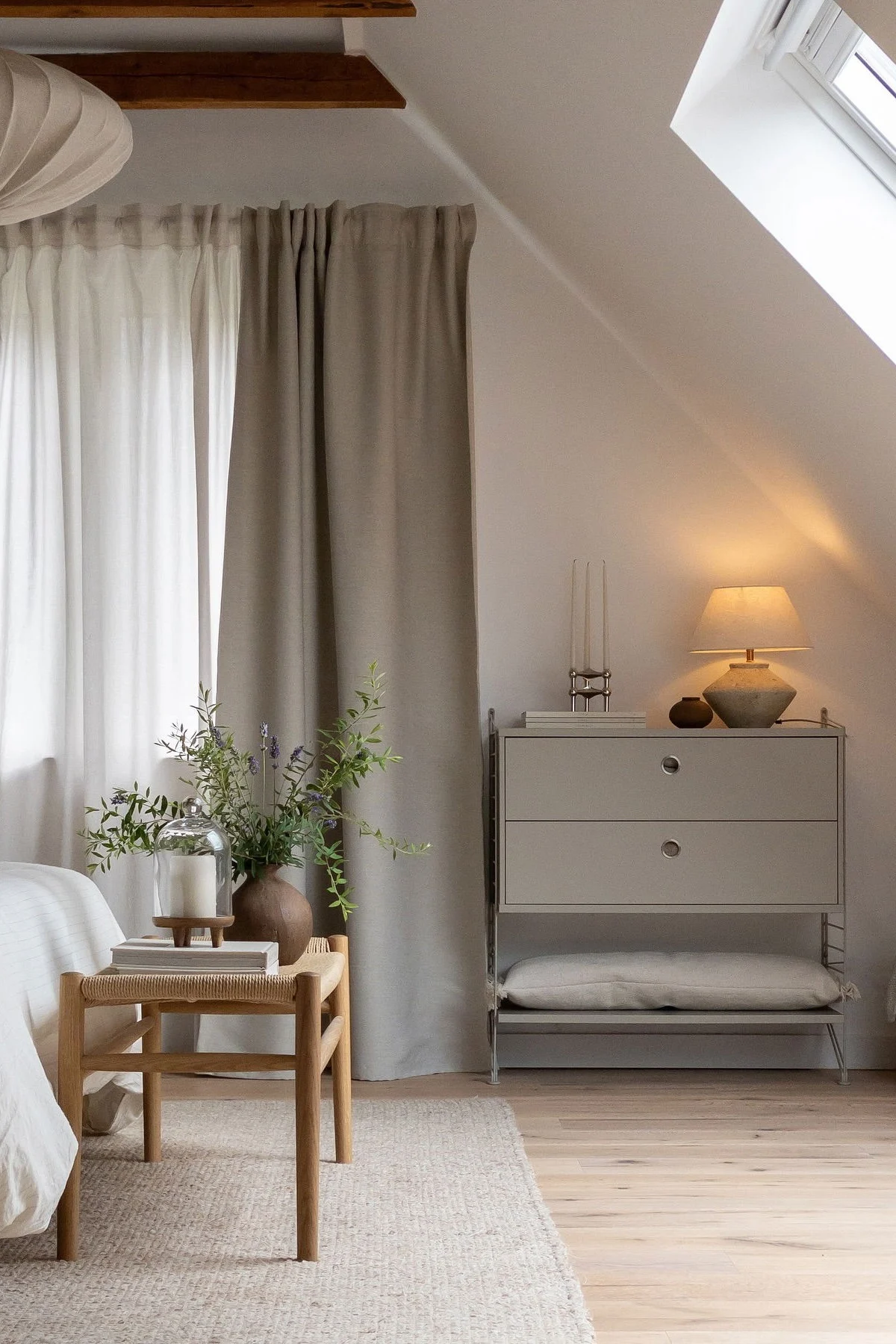 El orden es importante para el feng shui. @casa_pedersen ha optado por una estantería abierta pero bien organizada, la estantería de pared Sector de Ferm Living, y la ha decorado con jarrones, velas y la lámpara de mesa Kizu.