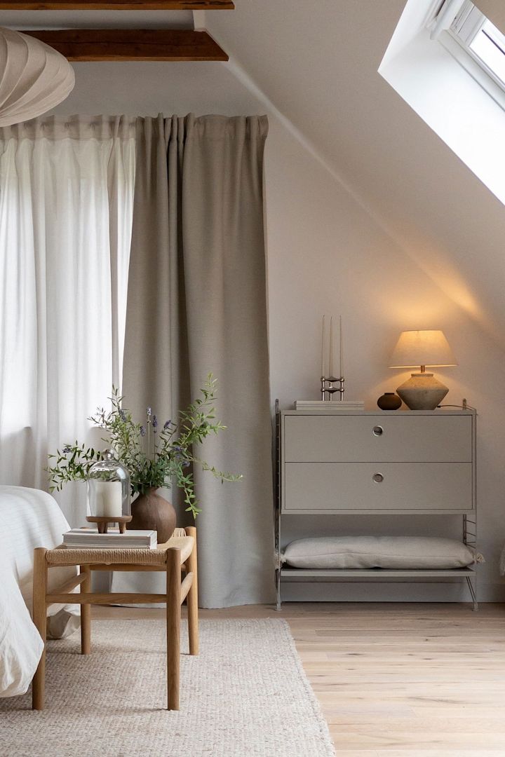 El orden es importante para el feng shui. @casa_pedersen ha optado por una estantería abierta pero bien organizada, la estantería de pared Sector de Ferm Living, y la ha decorado con jarrones, velas y la lámpara de mesa Kizu.