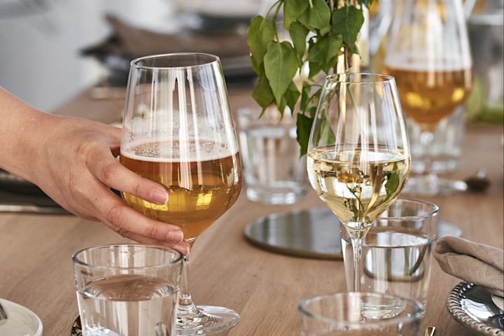 Cómo elegir el vaso de cerveza adecuado: aquí puede ver a alguien recogiendo el vaso de cerveza Cabernet de Holmgaard.
