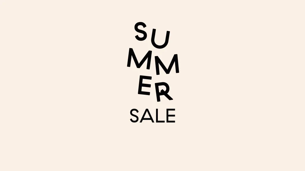 Texto "SUMMER SALE", con "SUMMER" apilado verticalmente e inclinado, y "SALE" debajo.