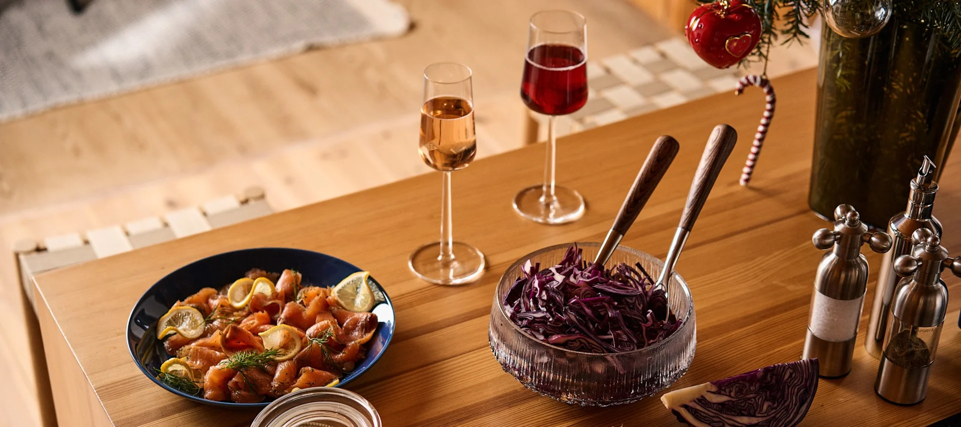 Celebra una Navidad nórdica con amigos alrededor de la mesa navideña.