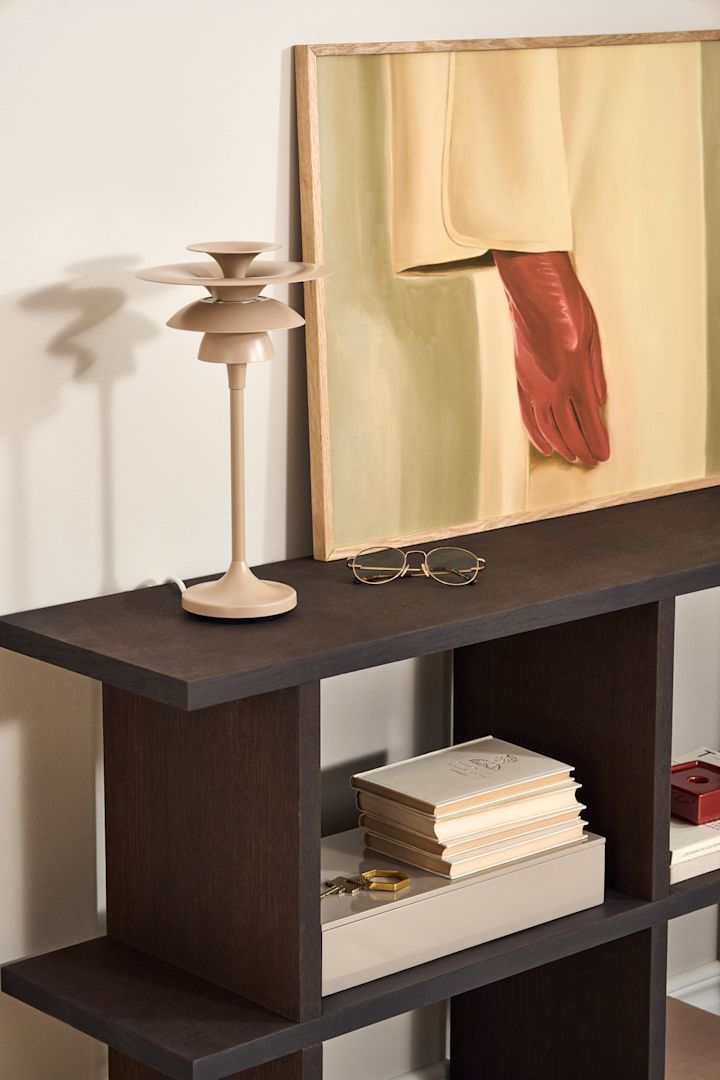 Ideas de iluminación para el comedor. Aquí puedes ver la lámpara de mesa Picasso en beige de Belid sobre una mesa auxiliar.