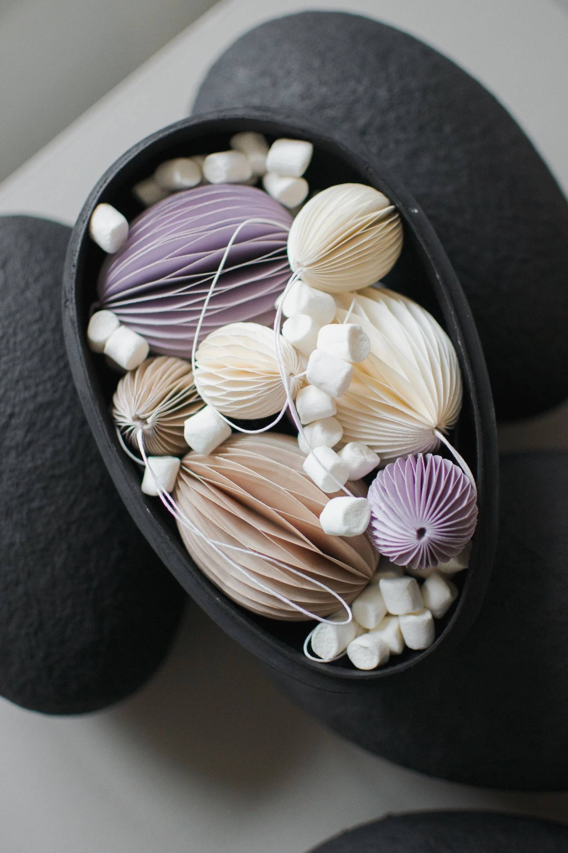 Decoración de Pascua: aquí puedes ver los colgantes Ovoid de Pascua de papel de DBKD en diferentes colores dentro de un tazón