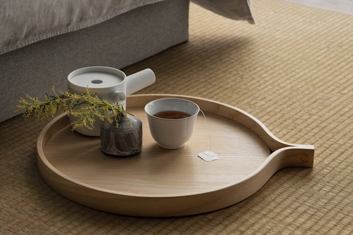 Aquí puedes ver la bandeja Comma hecha a mano en roble de la marca sueca de muebles Swedese.
