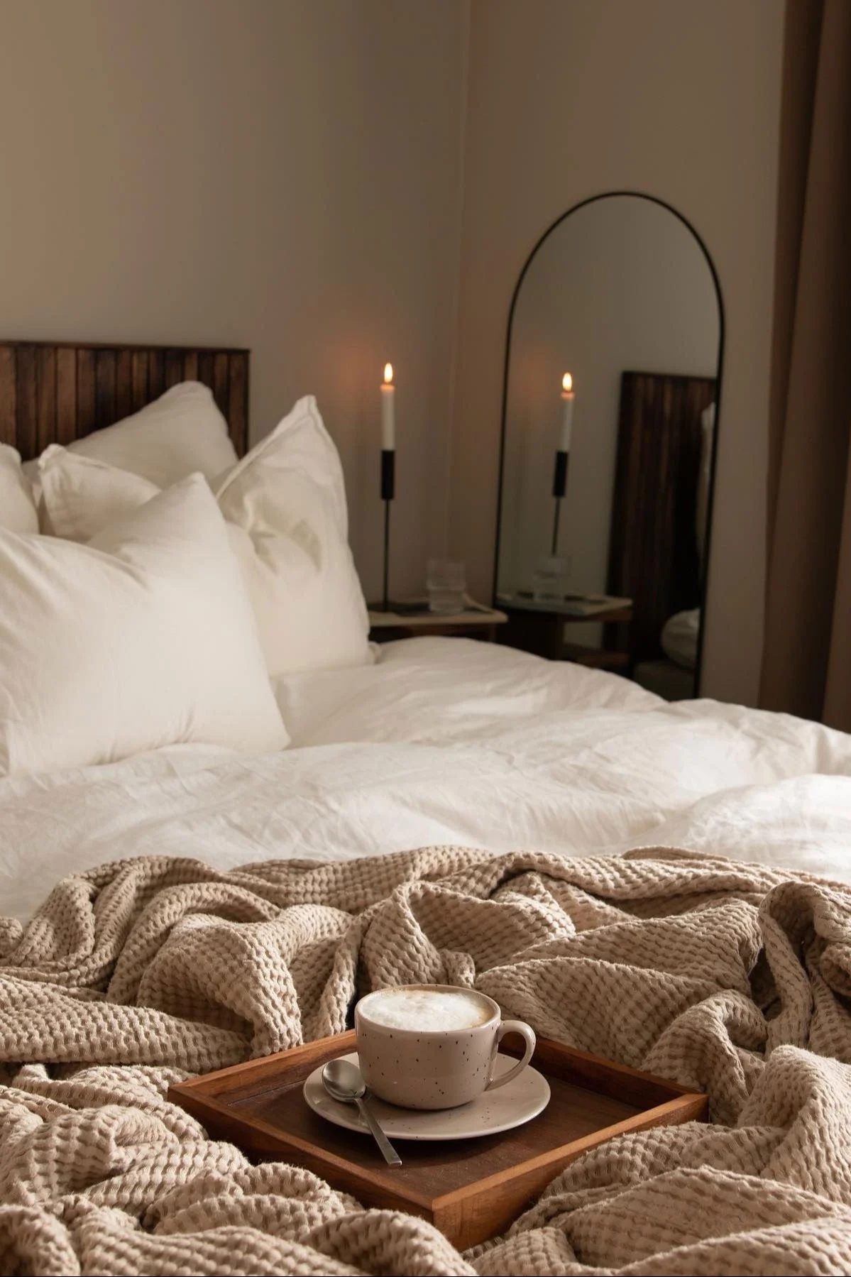 Lagom: El acogedor dormitorio de @joanna.avento con un espejo, una vela, una colcha y una taza Freckle de Scandi Living con café.