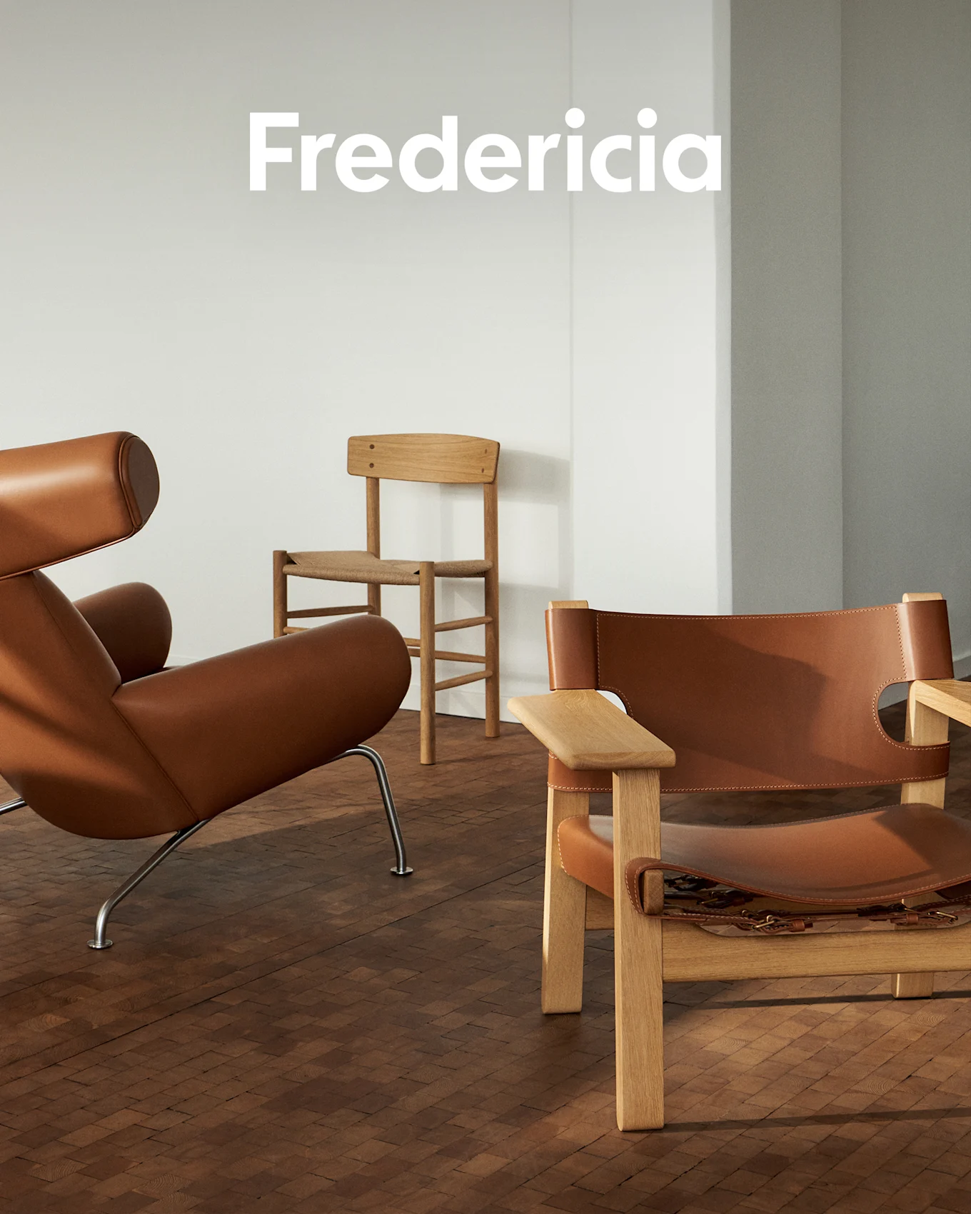 Logotipo Fredericia. Tres sillas de diseño: sillón lounge de cuero marrón, silla de madera tejida, sillón de madera clara con cuero.