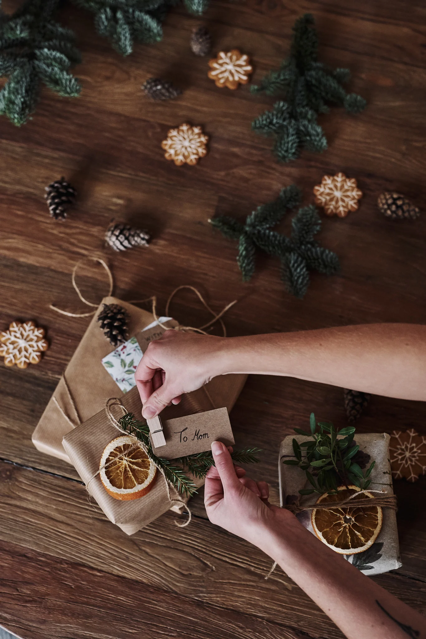Los regalos, por supuesto, también forman parte de la Navidad en Suecia. Aquí hay regalos envueltos, y algunas manos están colocando etiquetas con nombres en ellos.