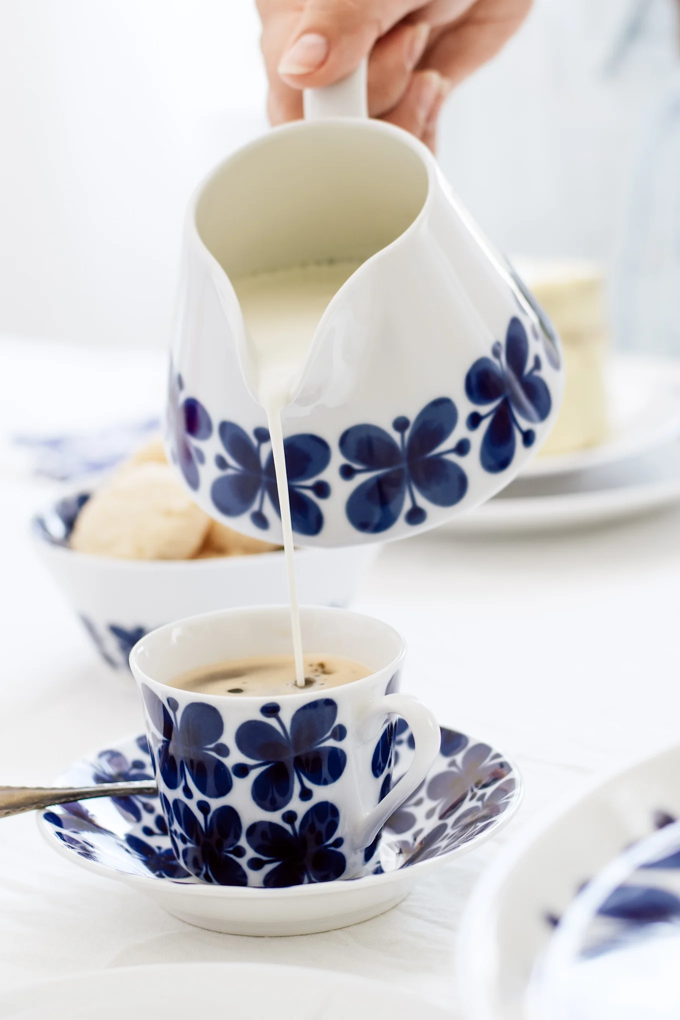 Las tazas de café de Rörstrand son un clásico sueco, especialmente la colección Mon Amie en azul y blanco, que aquí se muestra sobre una mesa.