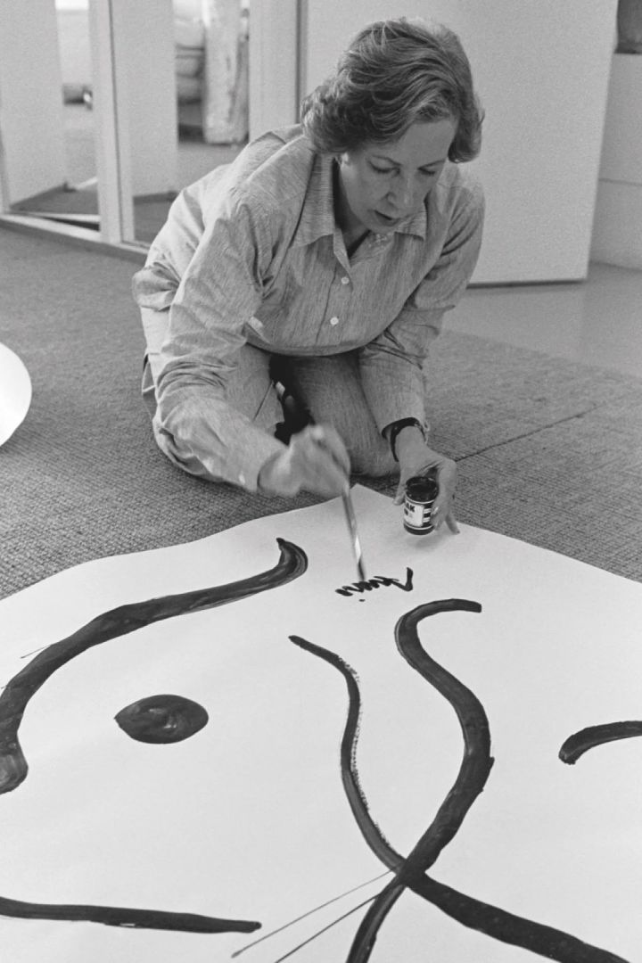 Armi Ratia, fundadora de Marimekko, firma con su nombre al pie de un cuadro.