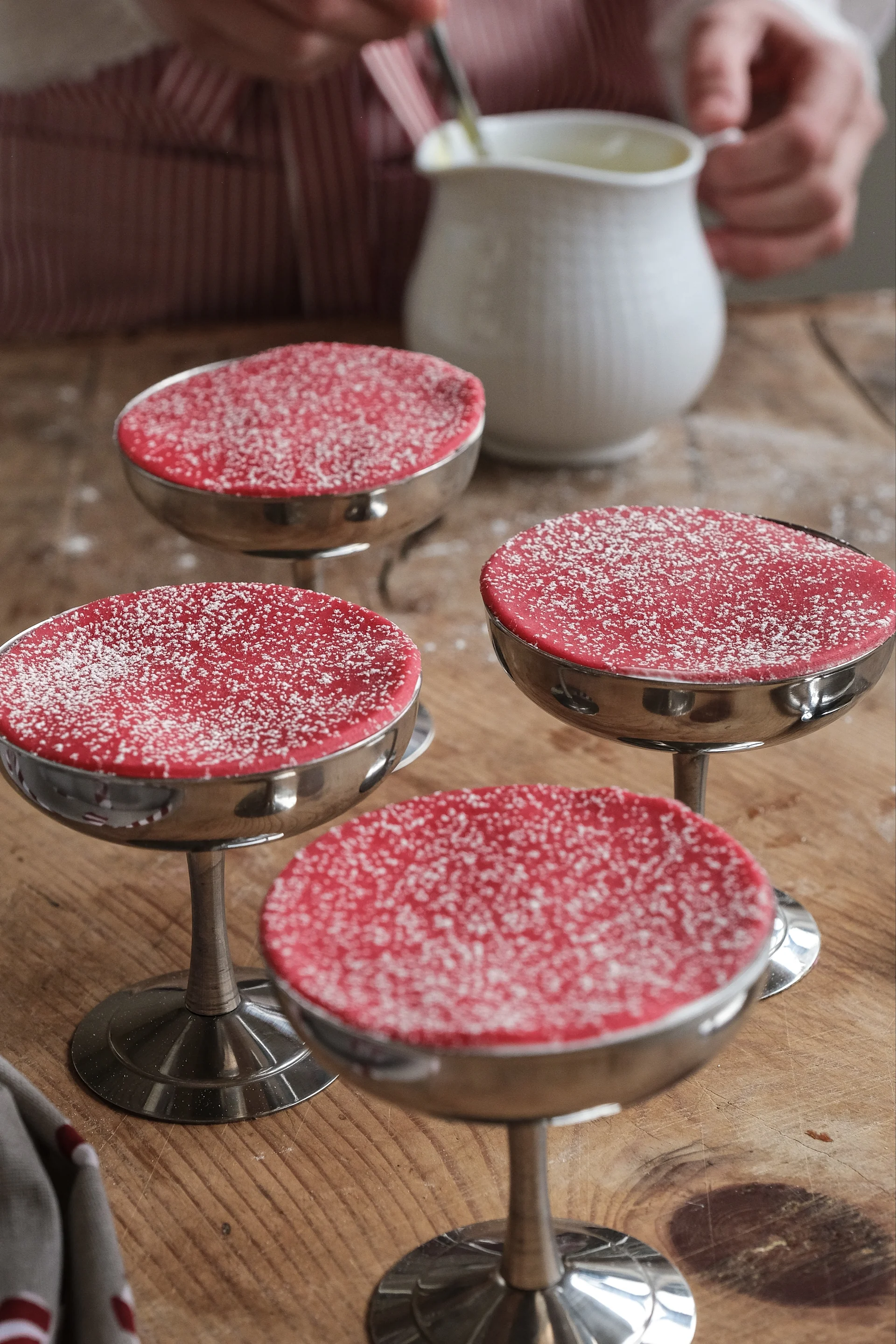 Una tarta princesa con azafrán, servida en un vaso, es una receta de “Baka med Frida” para la repostería navideña de este año.