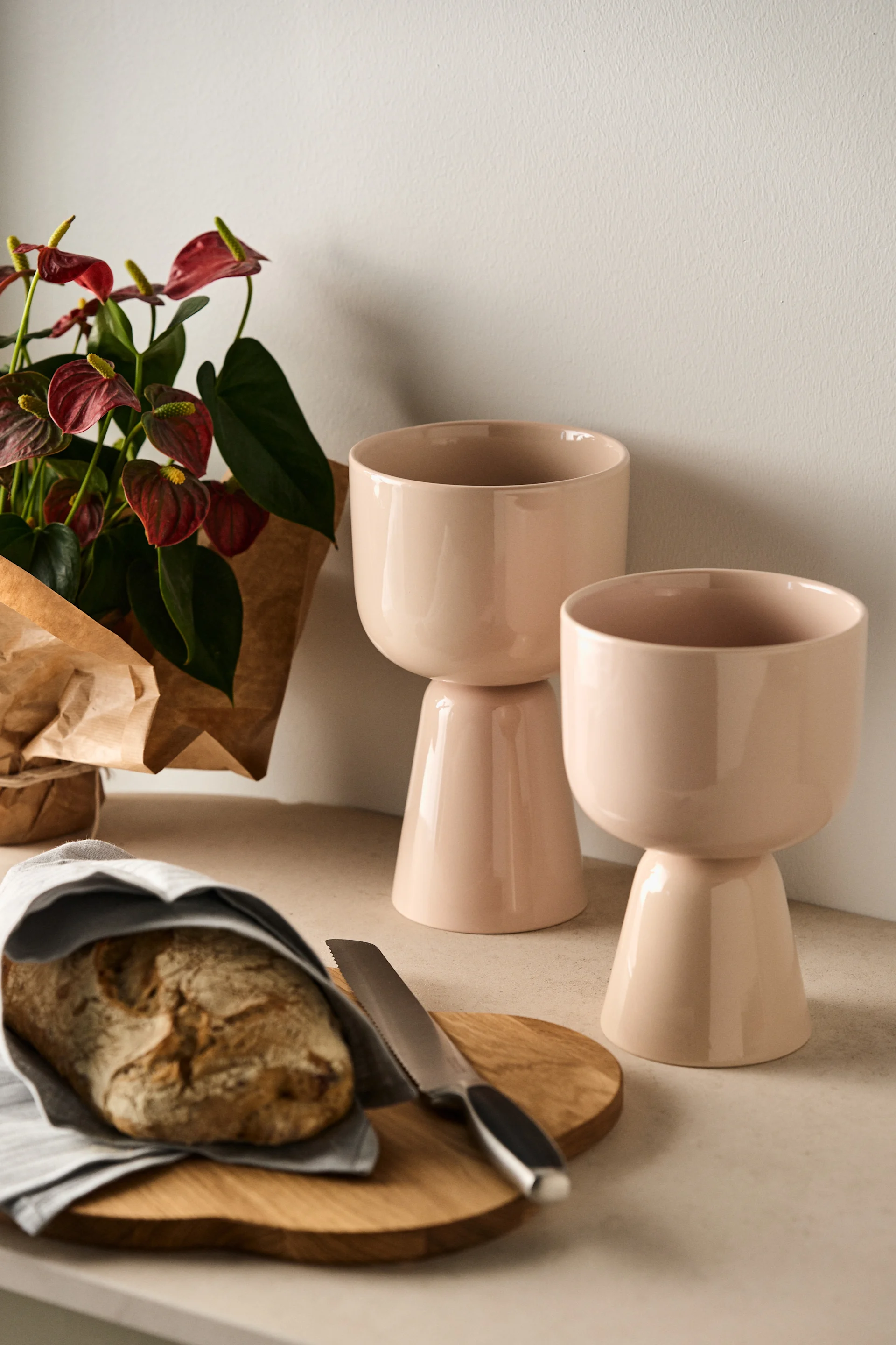 Ideas creativas para regalar en la inauguración de una casa: aquí puedes ver las macetas Nappula de Iittala y el cuchillo real para el pan con la bandeja Alvar Aalto.