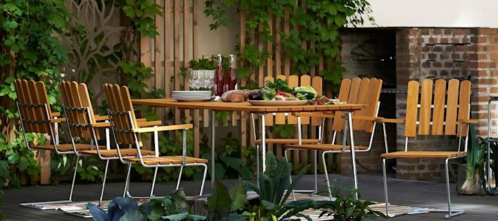 Una marca importante para las tendencias de mobiliario de jardín en 2025: Grythyttan. Aquí puedes ver la serie clásica, que consiste en una gran mesa y sillas en una terraza.