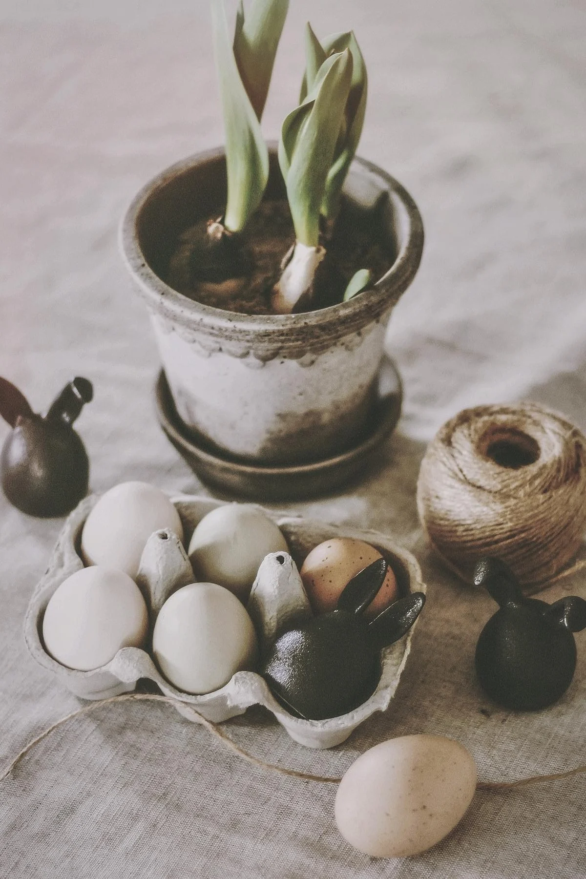 Decoración de Pascua: decora con estilo la Pascua con los conejitos de Pascua pack de 3 en color hierro fundido de dbkd.
