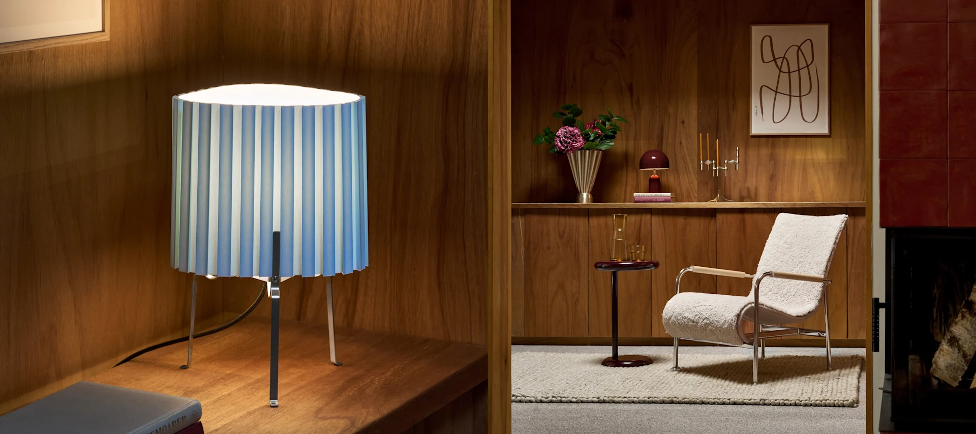 Una imagen dividida de dos escenas interiores. Izquierda: una lámpara de mesa a rayas azules y blancas en una estantería de madera. Derecha: una sala de estar con un sillón peludo, una mesa auxiliar, estante con decoración y una chimenea.